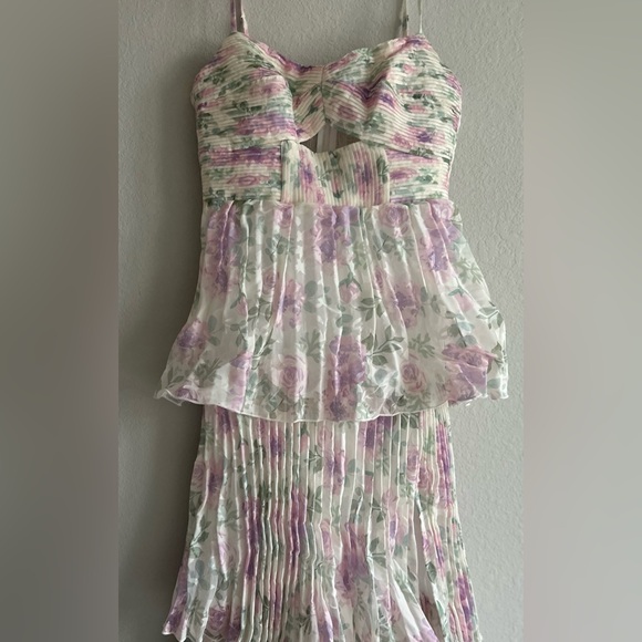 ASTR | The Emmi Printed Pleated Tiered Maxi Dress | White | Small - Picture 4 of 6